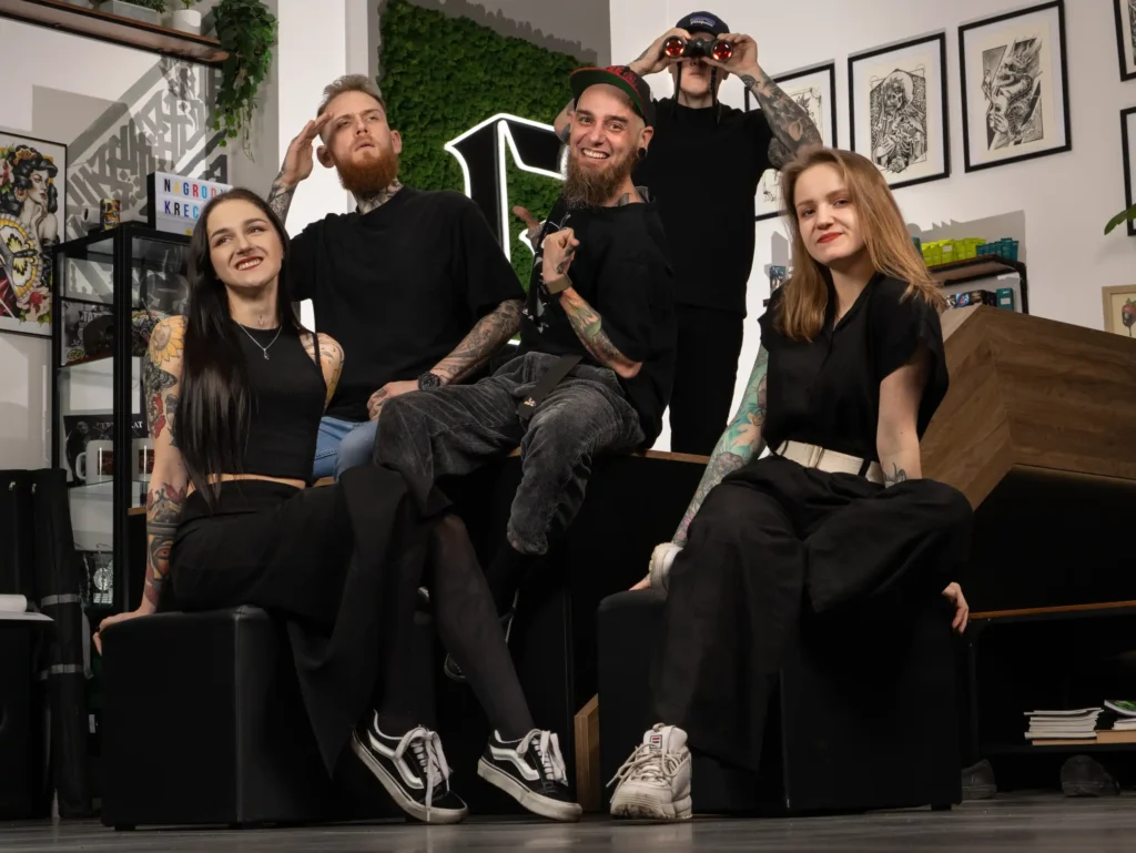 Zespół tatuażystów Galeria Tattoo Studio Białystok – profesjonalni artyści specjalizujący się w różnych stylach tatuażu w nowoczesnym studiu.