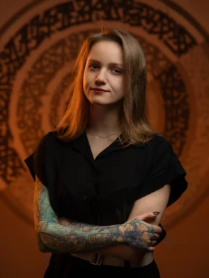 Zdjęcie portretowe specjalistki Natalki odpowiadającej za kontakt z klientem w Galeria Tattoo Studio